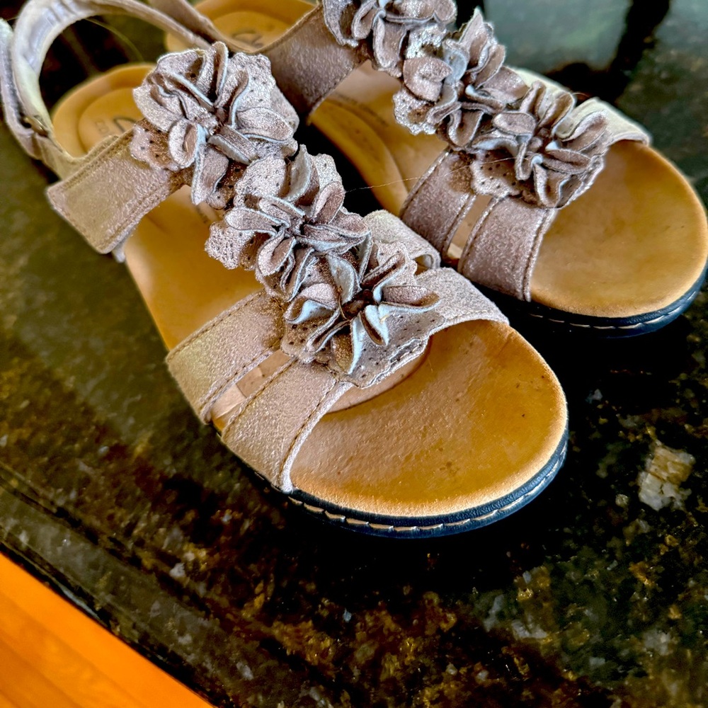 Elegant Floral Women's Sandals Clark’s metallic like new  color 8.5 Narrow